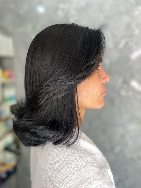 Cabelo escuro com corte em camadas e brilho