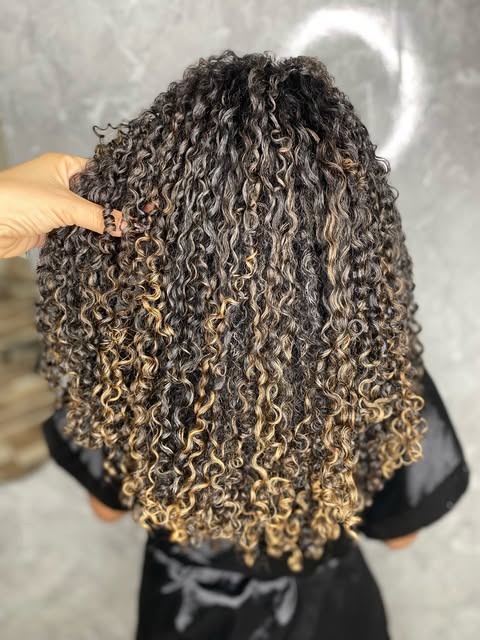 Cabelo cacheado em tom ruivo intenso